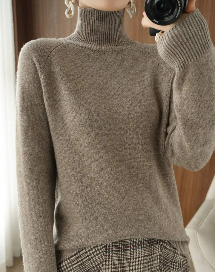 Pull col roulé femme violet, ample et court, élégance et confort en tricot féminin.