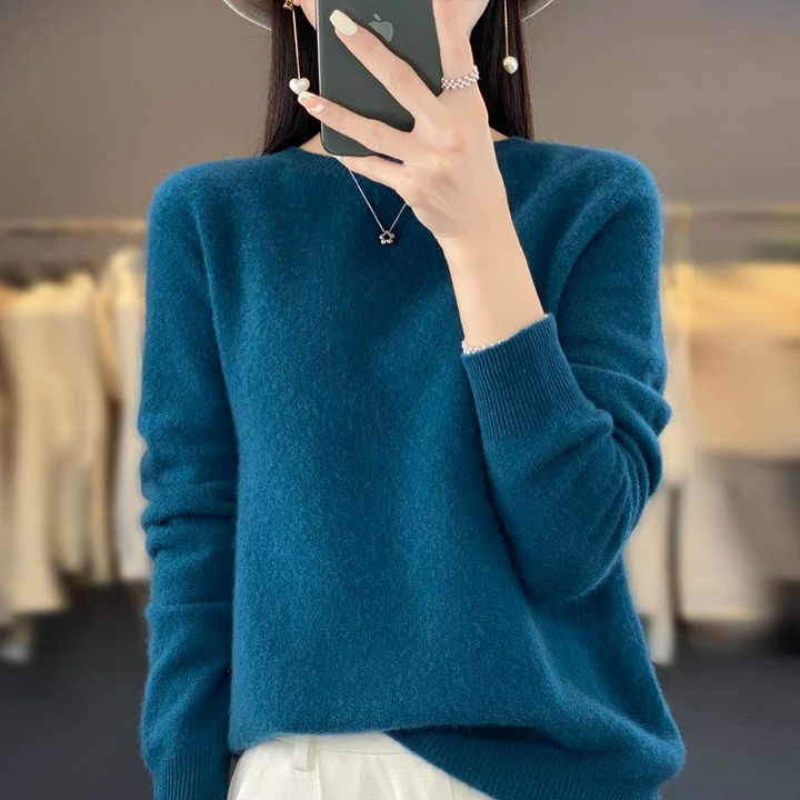 Femme portant un pull doux vert sapin, style polyvalent, confortable et élégant pour la mode féminine.