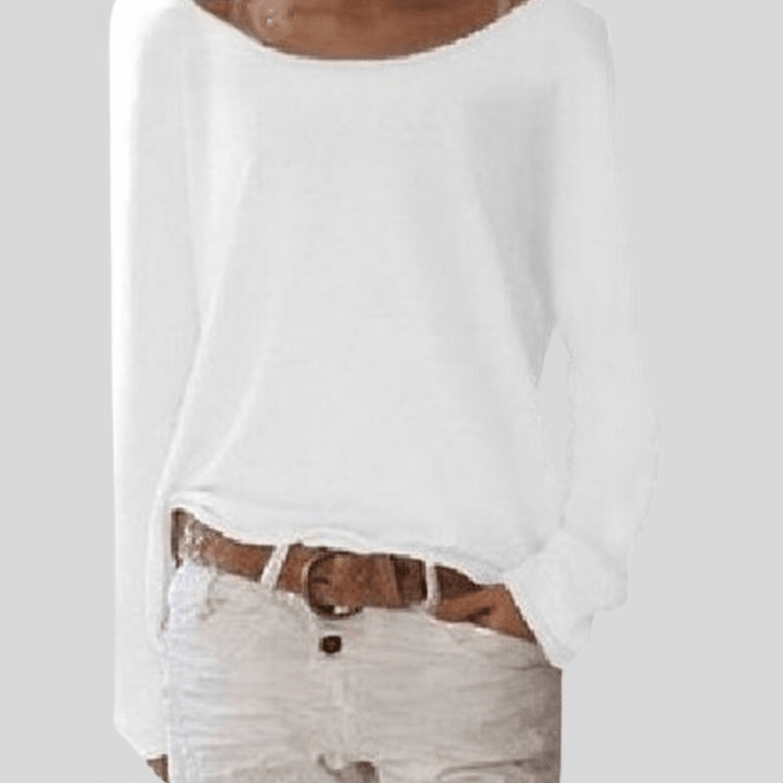 Femme stylée en pull col rond élégant et doux. Un basique chic, parfait pour le confort quotidien.