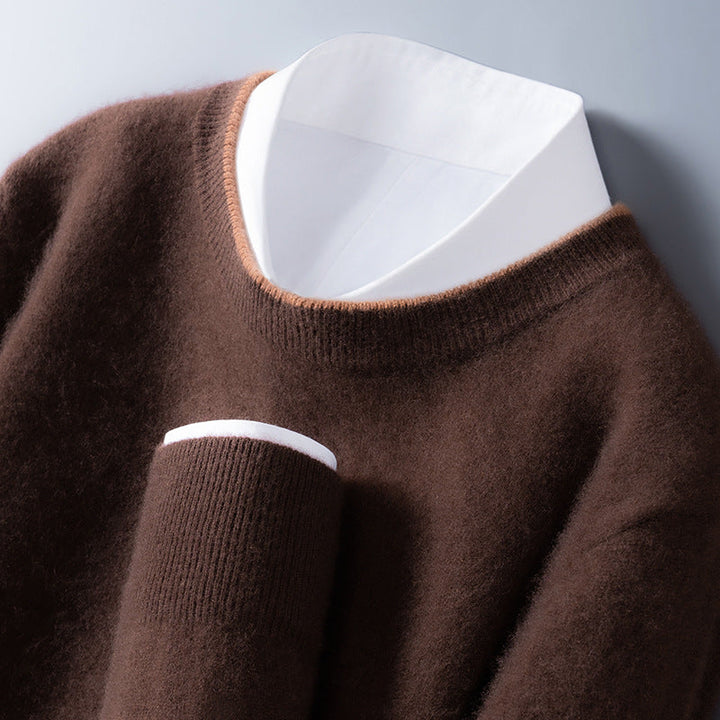 Pull beige intemporel pour homme, col rond, maille douce, coupe confortable et élégante.