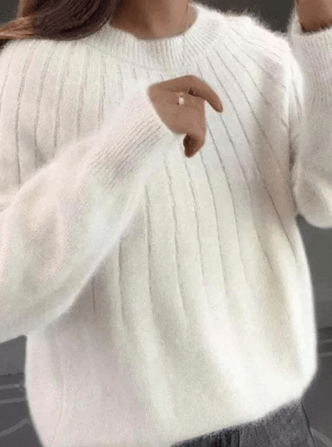 Pull femmes confortable et doux au toucher, idéal pour affronter le froid de l'hiver avec élégance.