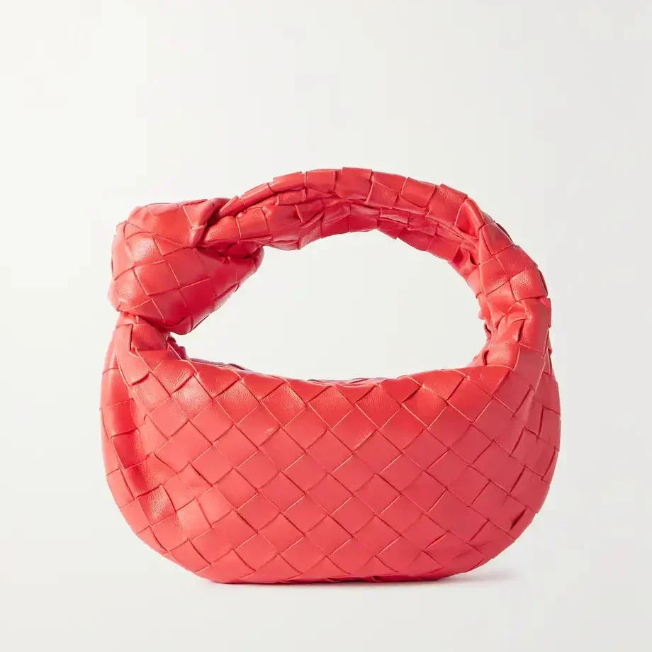 Sac à main chic et classique pour femme en cuir noir. Design intemporel, parfait pour un style sophistiqué.