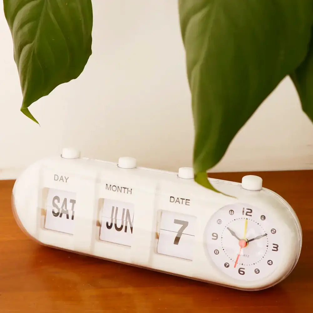 Horloge de table rétro avec calendrier intégré et cadran analogique. Idéale pour bureau ou décoration maison.
