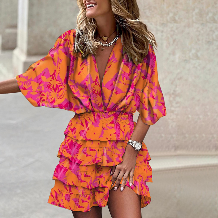 Robe chic femme, courte, col V, motif géométrique. Tissu fluide, style décontracté moderne, idéal pour la soirée.