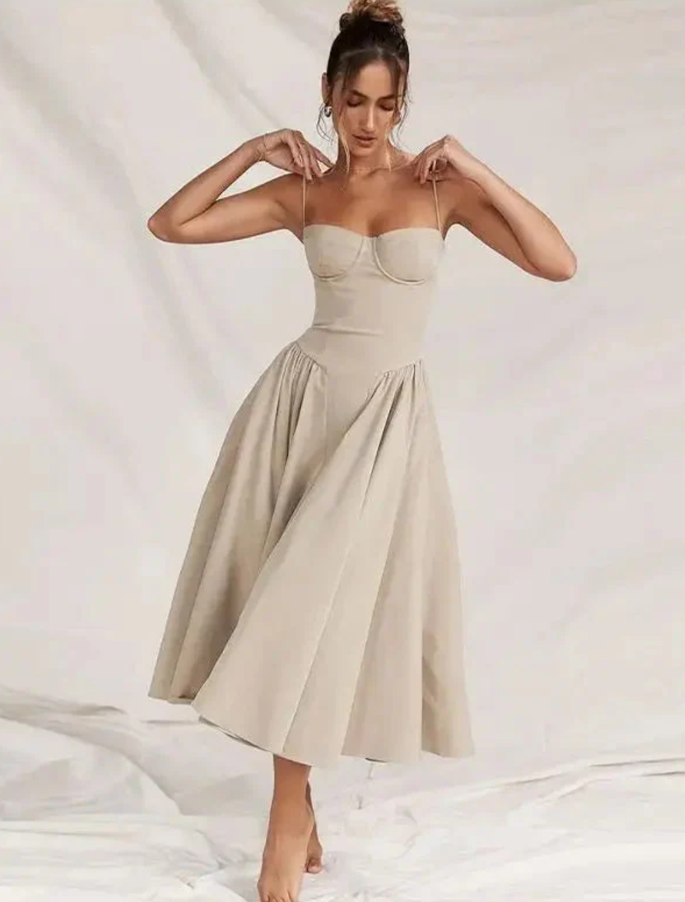 Robe d'été femme élégante et décontractée, coupe midi flatteuse, idéale pour plage et vacances.