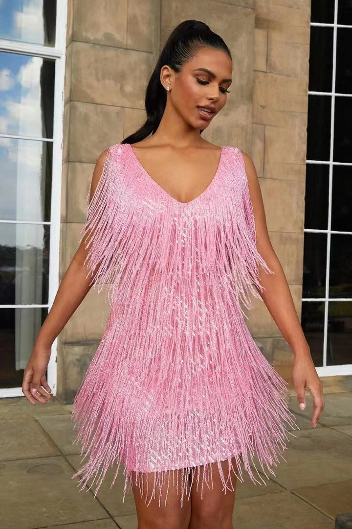 Robe de fête femme glamour, avec franges élégantes et brillantes, décolleté en V, pour soirée chic.