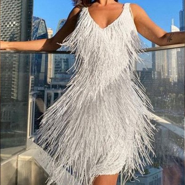 Superbe robe de soirée femme élégante, à franges longues et brillantes, pour un look glamour de fête.