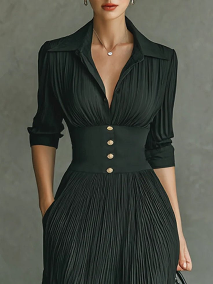 Femme portant robe élégante plissée. Tenue chic, confortable, parfaite pour soirée, bureau ou événement formel.