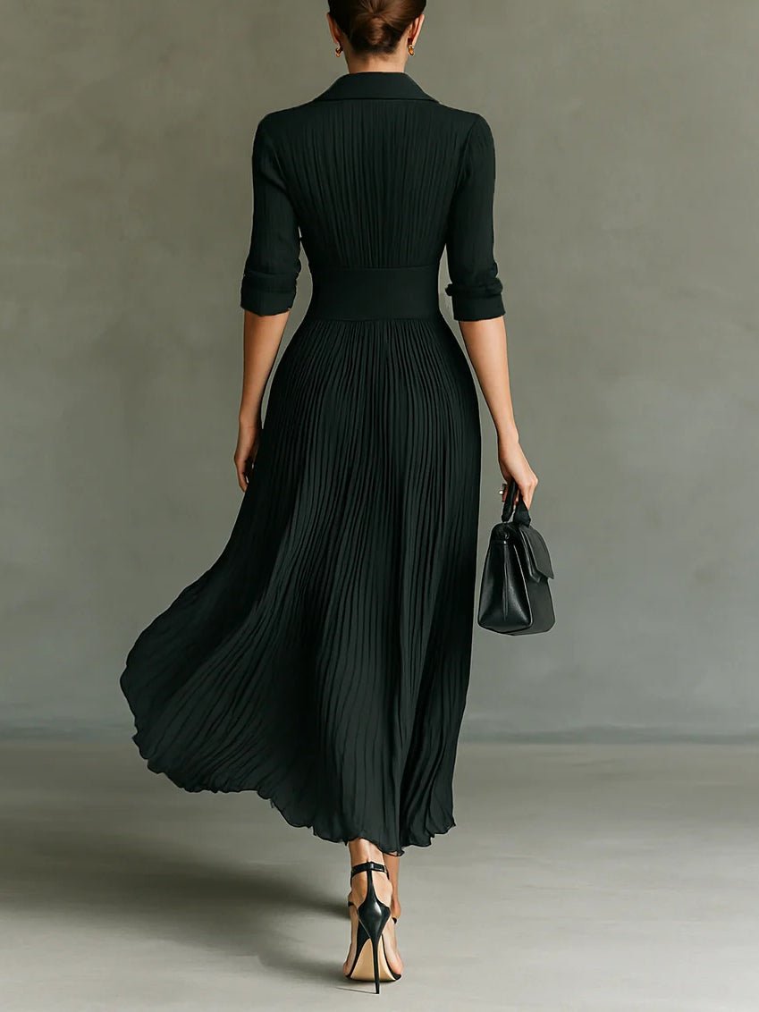 Détail de la robe plissée élégante. Texture fluide et plissé raffiné, idéale pour une tenue chic et formelle.