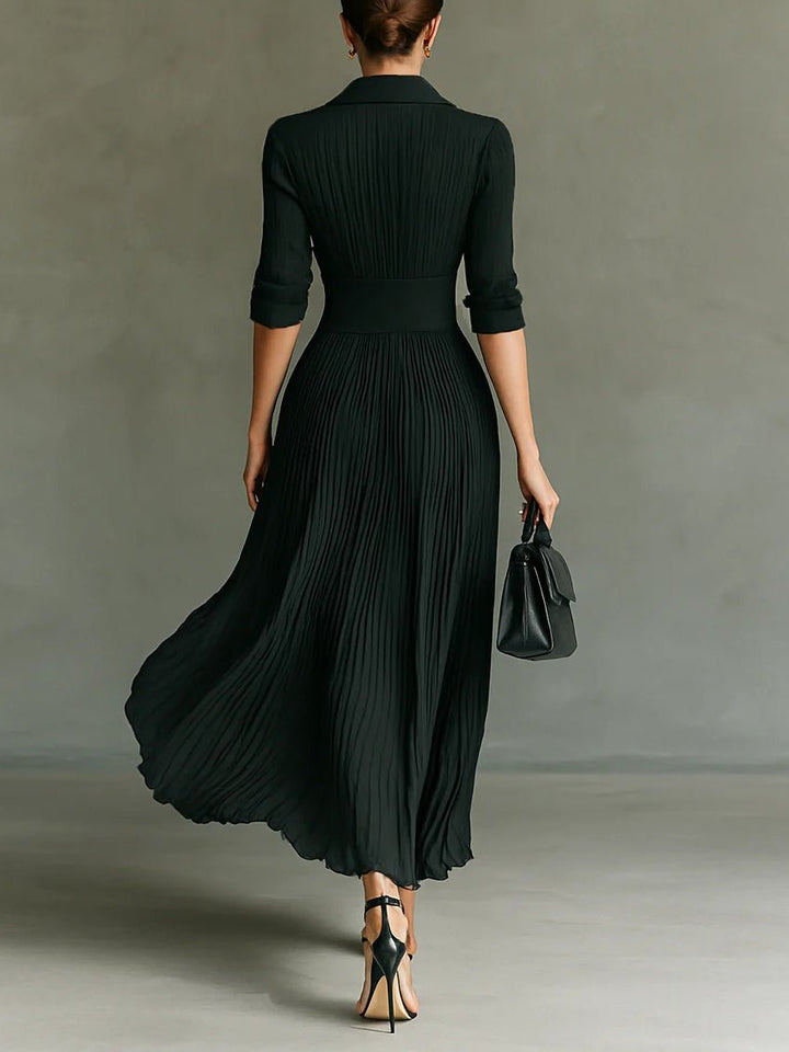 Détail de la robe plissée élégante. Texture fluide et plissé raffiné, idéale pour une tenue chic et formelle.