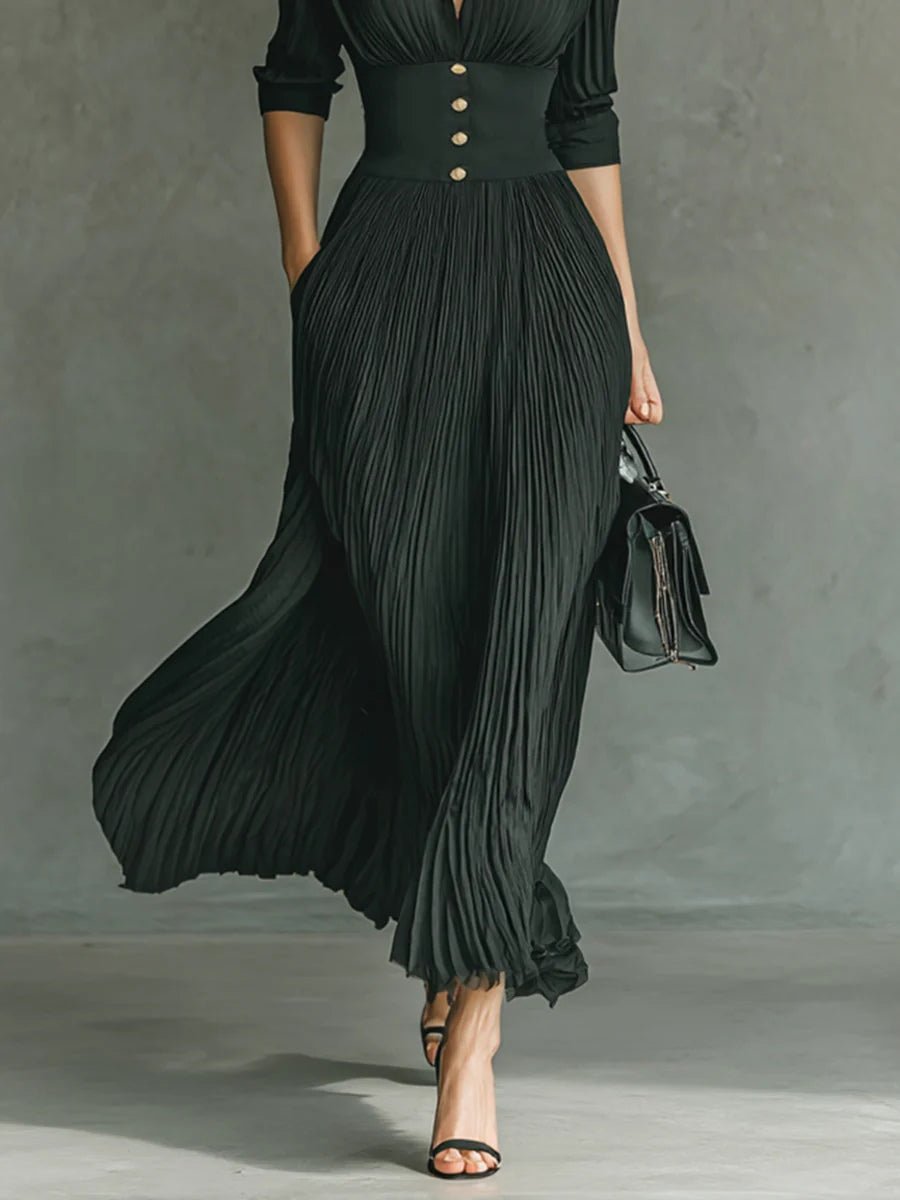 Robe élégante plissée pour femmes. Silhouette fluide et confortable, idéale pour tenue de soirée ou de bureau.