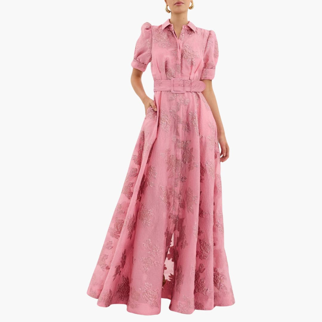 Robe florale élégante pour femme, idéale printemps/été, avec ceinture ajustable soulignant la taille.