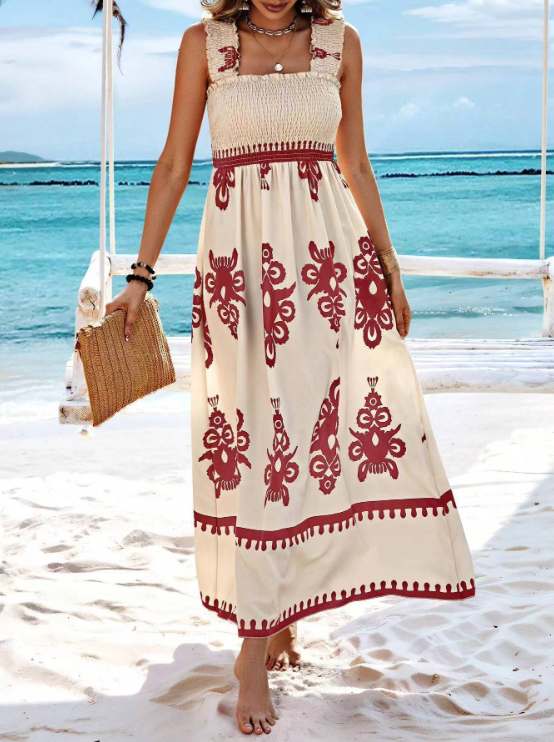 Robe longue smockée femme, encolure carrée. Tissu fluide, idéal pour un look estival élégant.