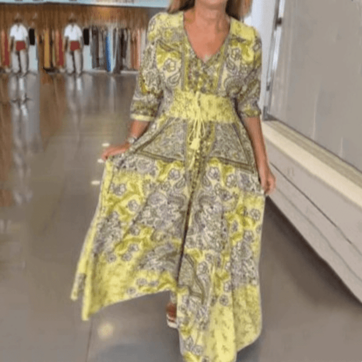 Robe femme légère à motifs floraux, parfaite pour une tenue estivale décontractée.