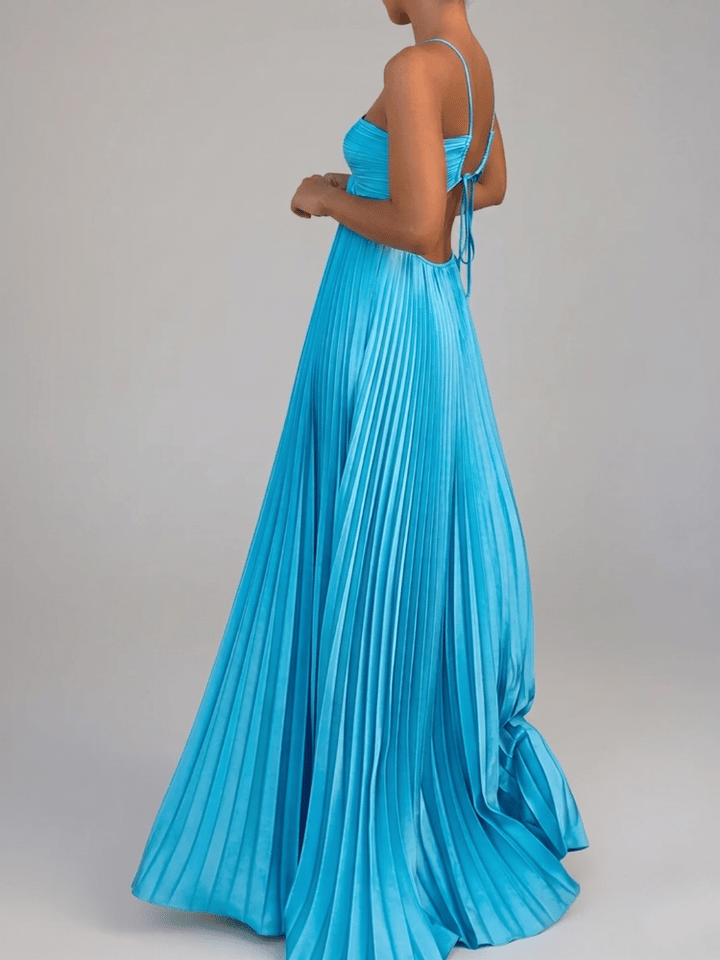 Robe chic longue plissée, coupe maxi, dos nu et encolure américaine. Silhouette élégante pour femme.
