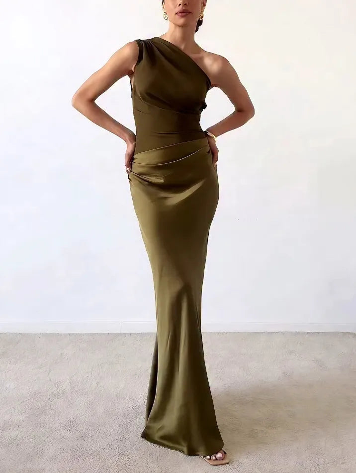 Chic robe de soirée longue femme, coupe asymétrique une épaule et jupe plissée fluide.