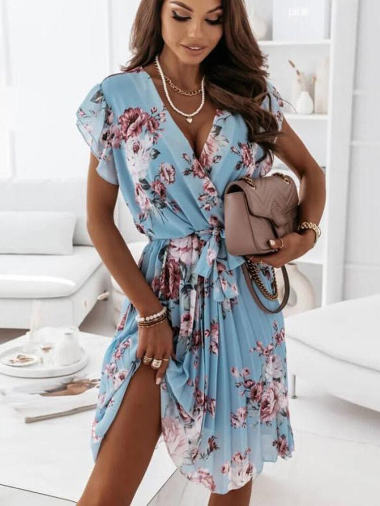 Superbe robe midi florale fluide pour femme, manches courtes, col V. Tendance et confortable pour les journées d'été.