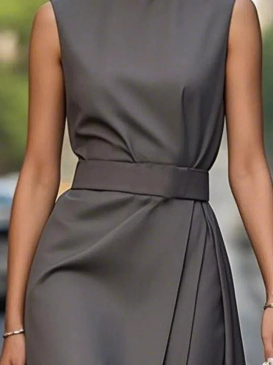 Robe midi élégante femme, sans manches, design intemporel, idéale pour les soirées d'été.