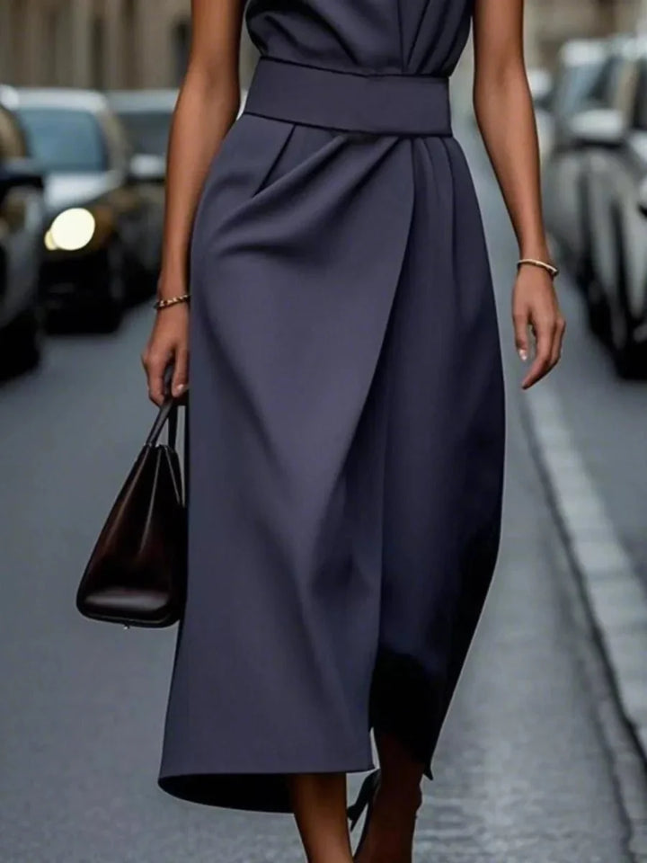 Robe midi féminine, sans manches, élégante, idéale pour un look chic de jour comme de nuit.