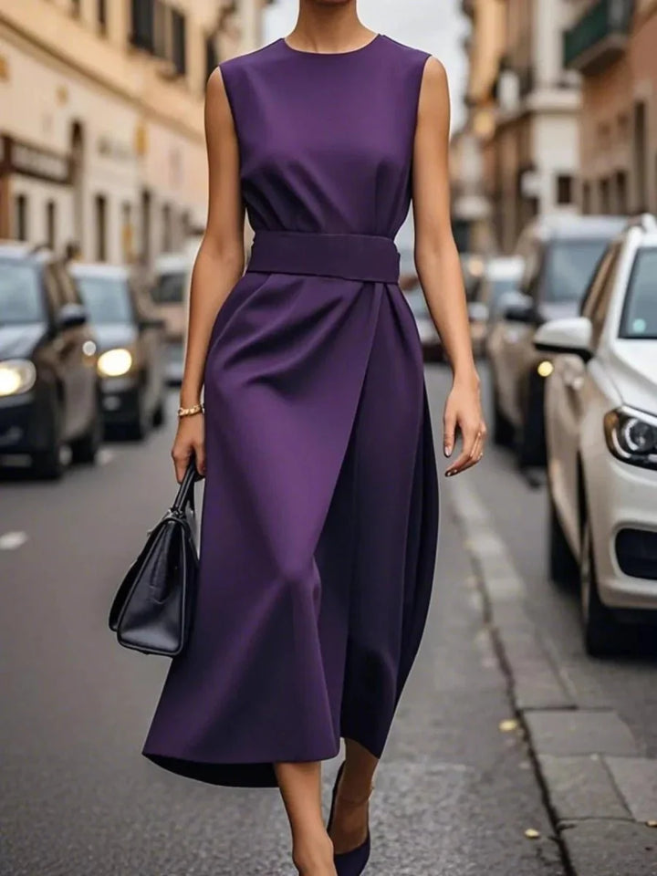 Robe midi chic femme, sans manches, coupe raffinée, parfaite pour le bureau ou une cérémonie.