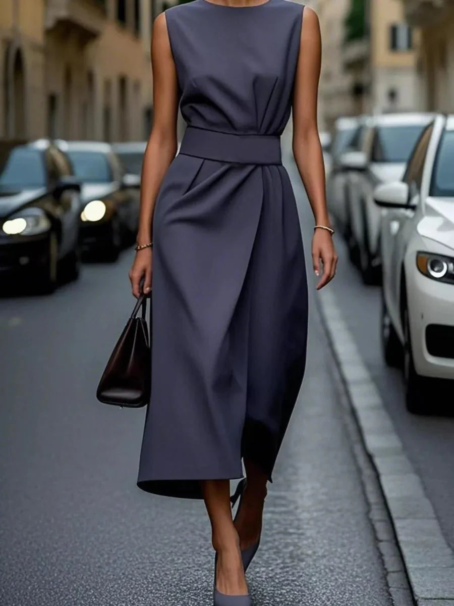 Robe midi élégante femme, sans manches, design épuré, pour un look chic et moderne.