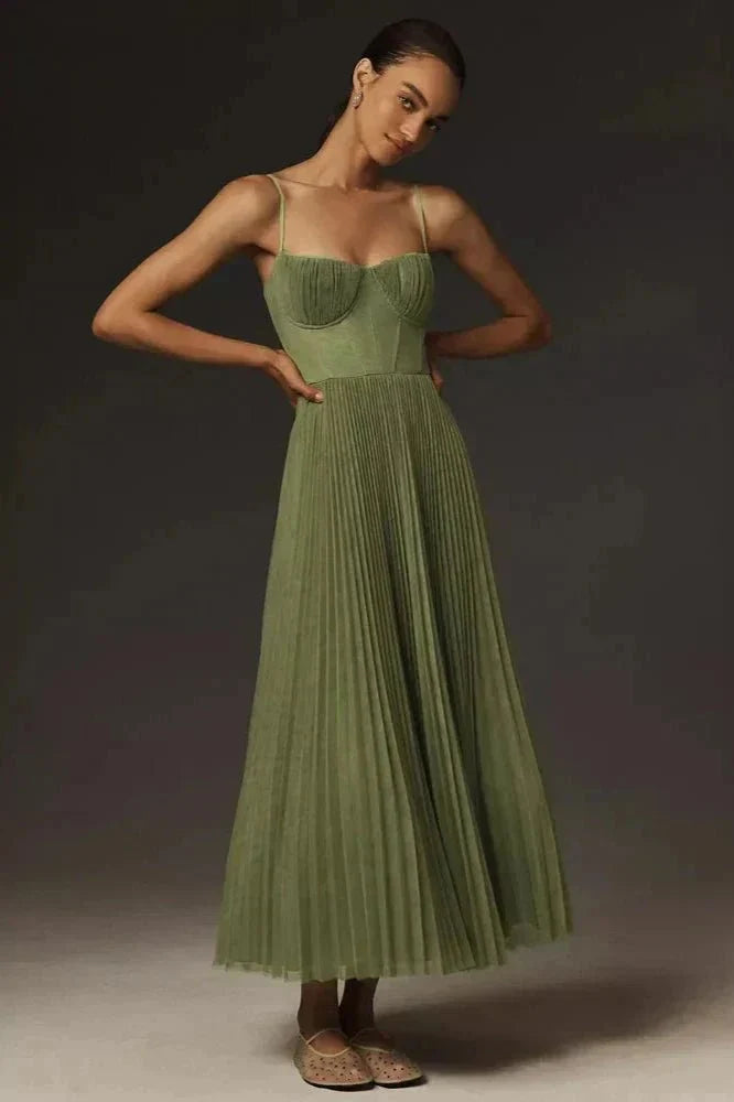 Robe midi plissée fluide pour femme, idéale soirée, cocktail ou cérémonie. Élégante et confortable.