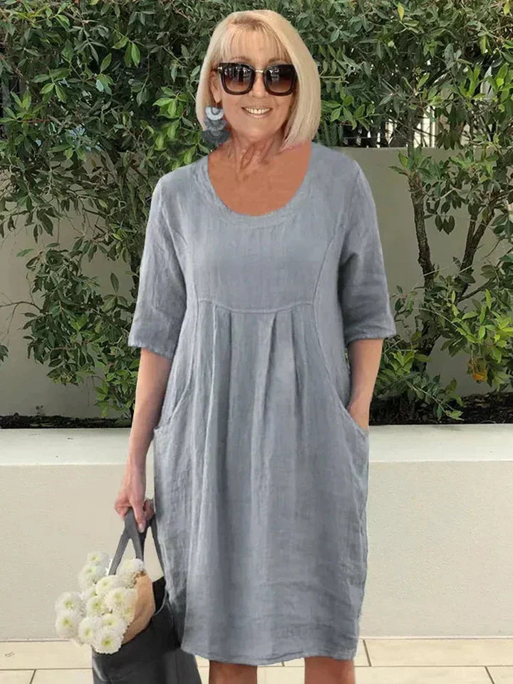 Robe trapèze midi femme avec poches latérales discrètes, style élégant et moderne. Confort et praticité au quotidien.