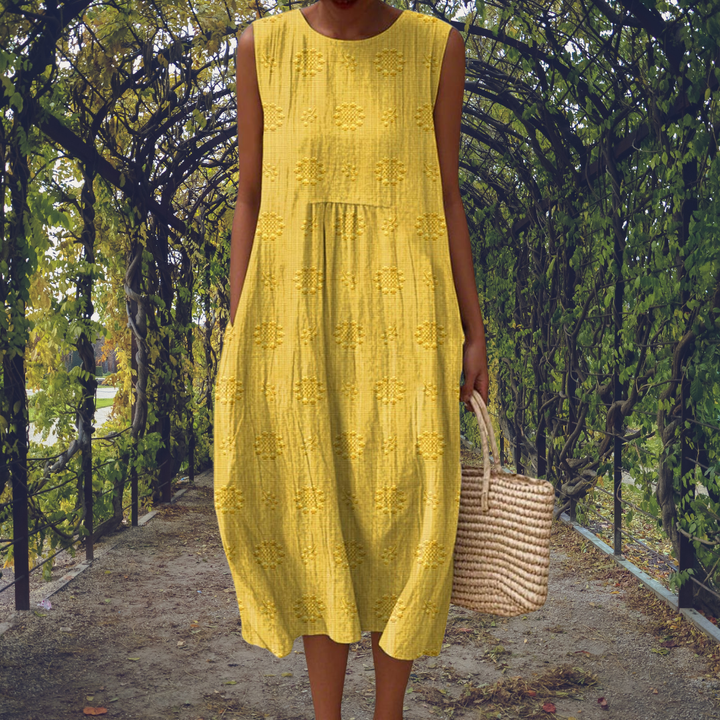 Élégante robe midi femme à motif bohème, coupe trapèze sans manches, idéale pour printemps et été chic.