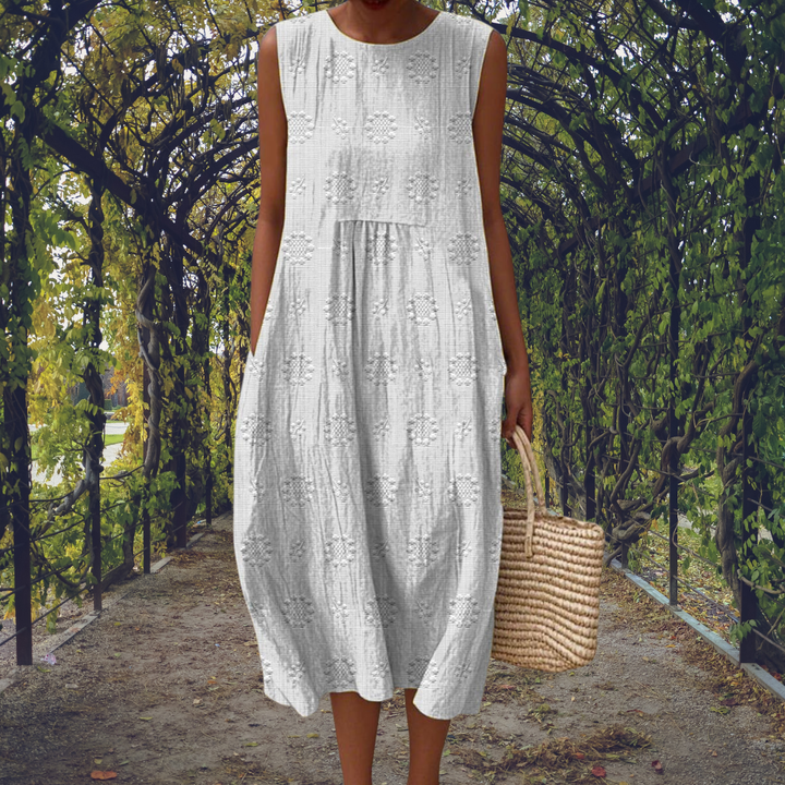 Robe femme chic sans manches, longueur midi, coupe trapèze confortable pour un look bohème décontracté.