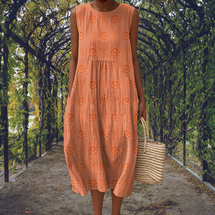 Robe midi femme à la fois bohème et chic, coupe trapèze sans manches, idéale pour look décontracté été/printemps.