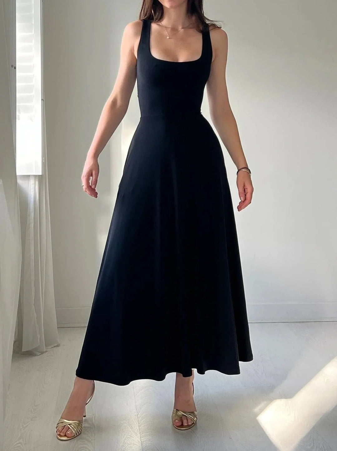 Robe midi trapèze élégante sans manches pour femme, parfaite pour l'été et le printemps.