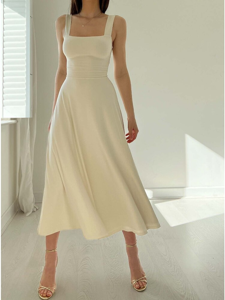Robe midi trapèze chic et confortable, sans manches, idéale pour un style moderne et féminin.