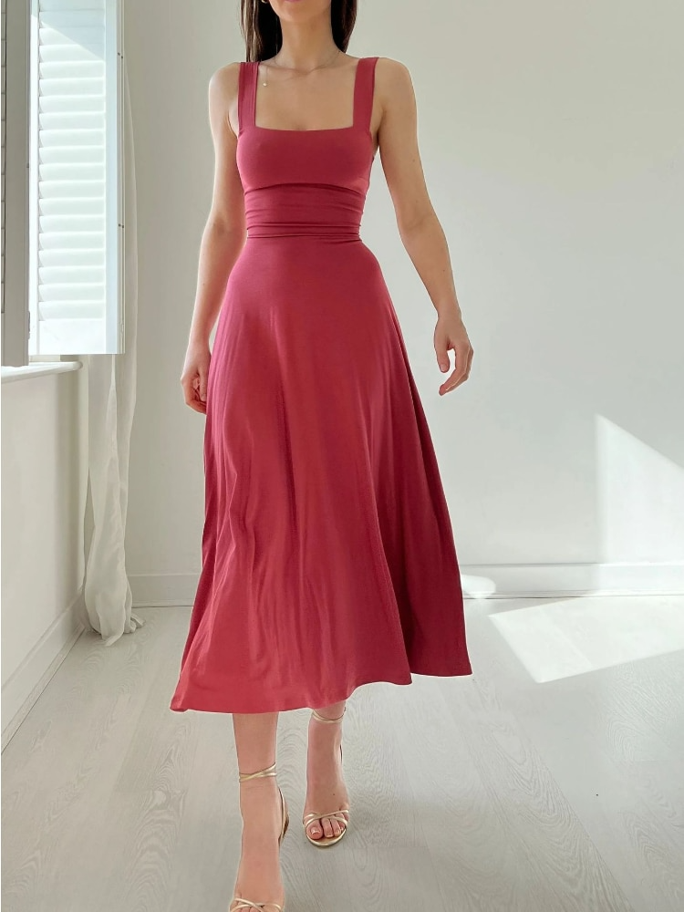 Vue détaillée d'une robe trapèze midi femme, élégante et sans manches, pour un look estival.