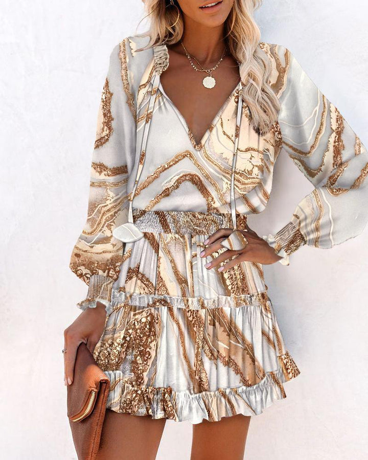 Vêtement femme: Robe mini fleurie élégante, smockée, manches longues, idéale printemps/été.