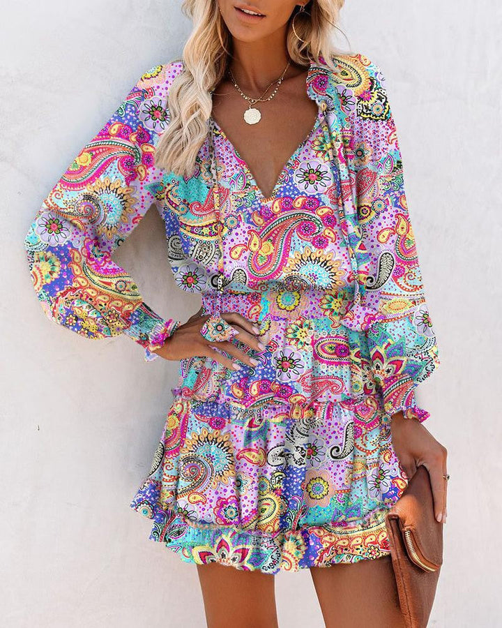 Robe mini femme fleurie et fluide, à manches longues, style chic décontracté pour le printemps.