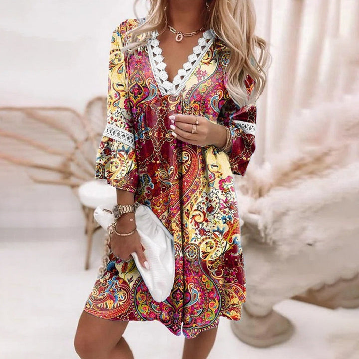 Robe casual fleurie pour femme, coupe trapèze confortable et col V élégant. Idéale mode printemps-été.