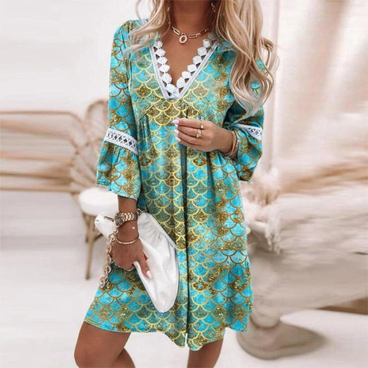 Robe mini fleurie femme, motif floral printanier, col en V et coupe trapèze flatteuse. Vêtement féminin.
