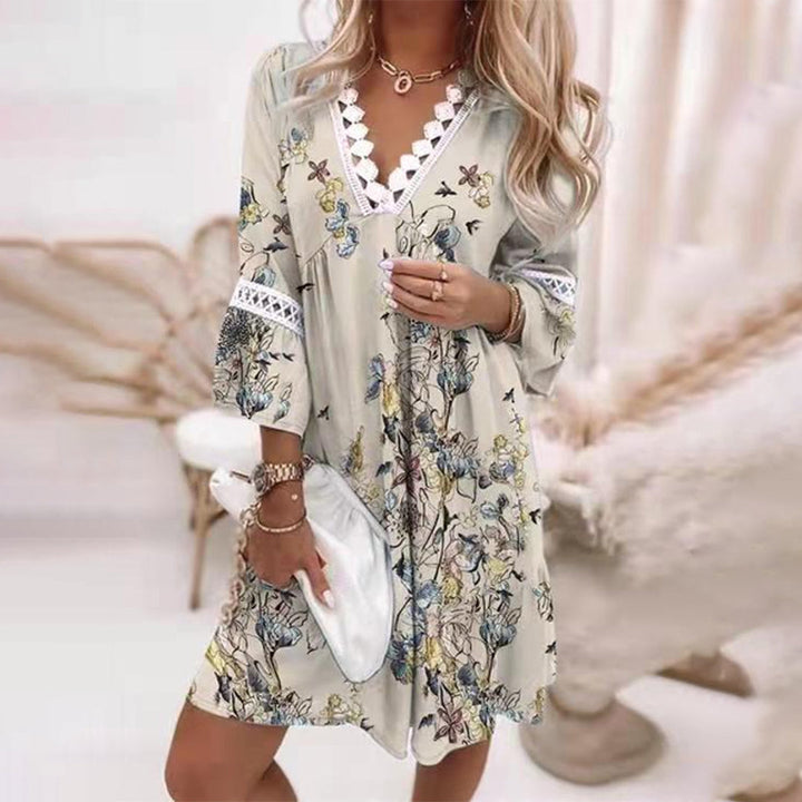 Robe féminine fleurie tendance, coupe trapèze et col V. Mini-robe chic pour un style printemps-été facile.