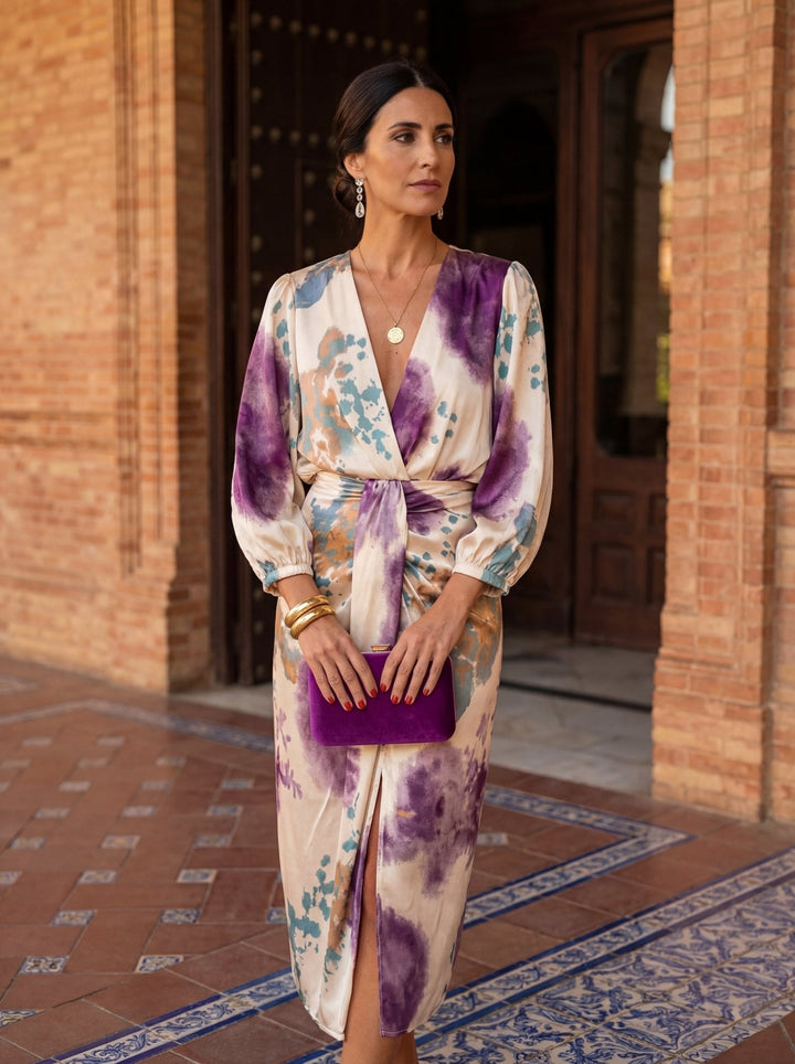 Robe portefeuille chic femme, couleur violette, coupe confortable avec ceinture, parfaite pour un look sophistiqué.
