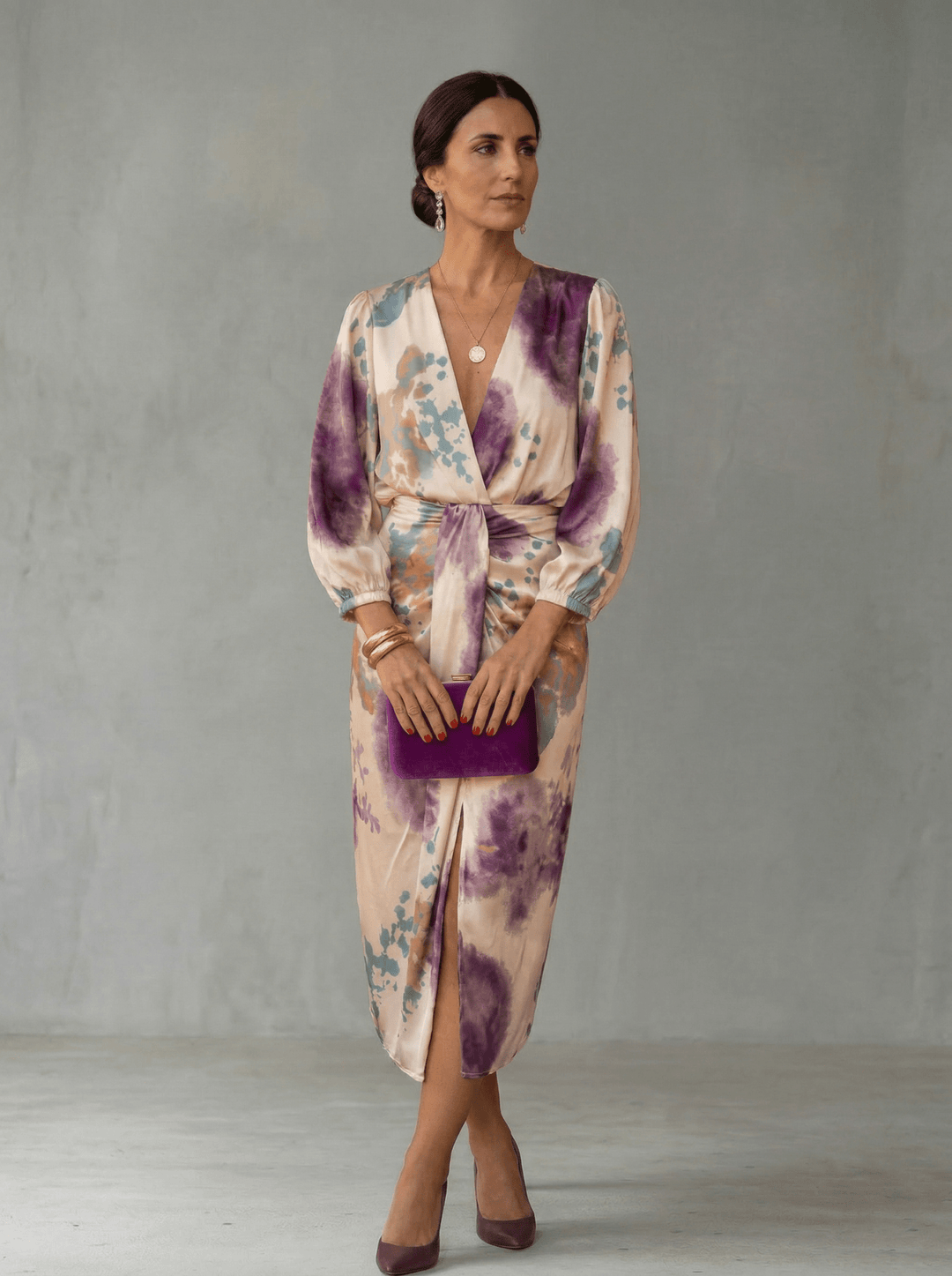 Robe portefeuille femme élégante violette, col V chic, idéale pour soirée ou événements spéciaux.