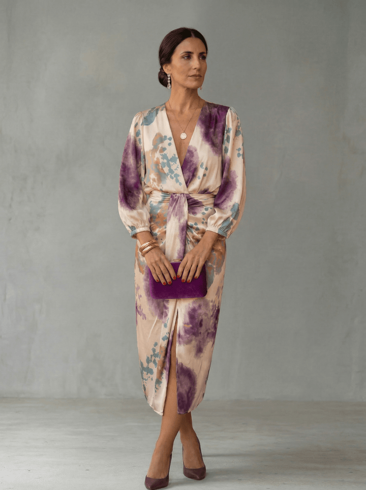 Robe portefeuille femme élégante violette, col V chic, idéale pour soirée ou événements spéciaux.