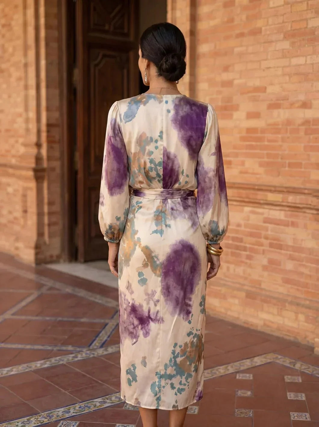 Vêtement féminin: robe portefeuille violette élégante, col V, polyvalente pour mode de jour comme de soirée.