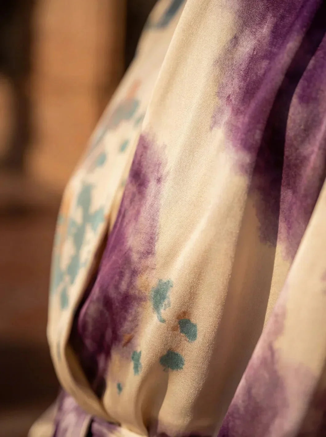 Magnifique robe portefeuille femme violette, très élégante et flatteuse, idéale pour un look chic et tendance.