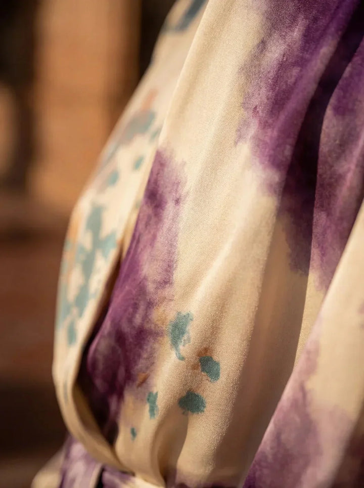 Magnifique robe portefeuille femme violette, très élégante et flatteuse, idéale pour un look chic et tendance.