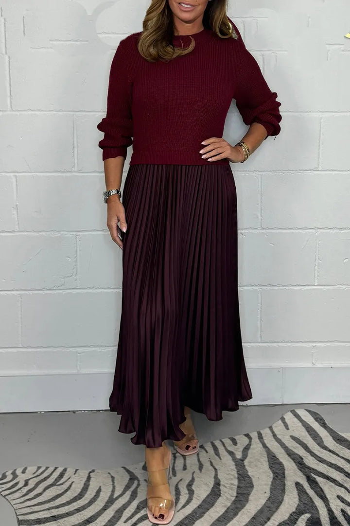 Robe pull femme col rond, manches longues. Coupe midi plissée moderne et confortable.