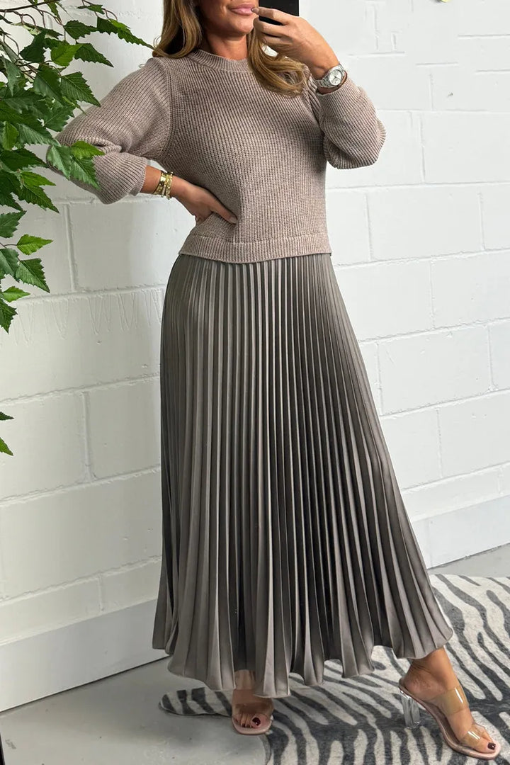 Robe pull plissée midi femme, tendance mode automne-hiver. Élégance et confort assurés.