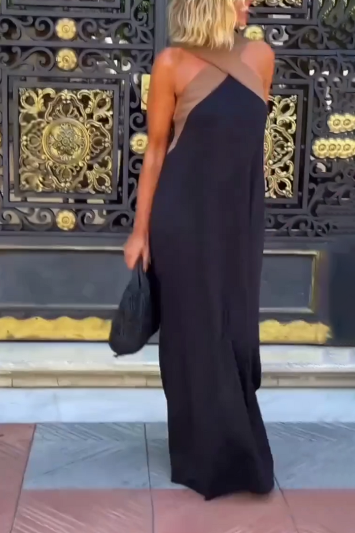 Robe femme fluide sans manches, encolure américaine croisée, une tenue chic et polyvalente moderne.