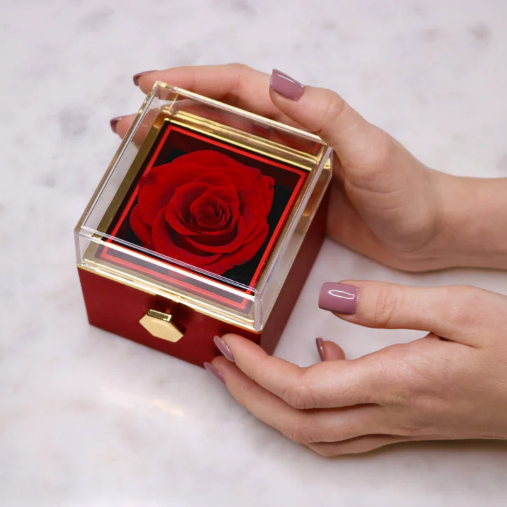 Cadeau Saint-Valentin femme : coffret rose éternelle et collier cœurs gravés, pour un amour éternel.