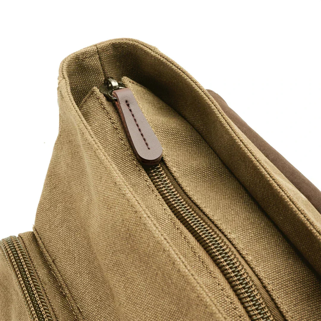 Sac bandoulière homme en toile beige, robuste et ajustable, idéal pour les loisirs et la ville.