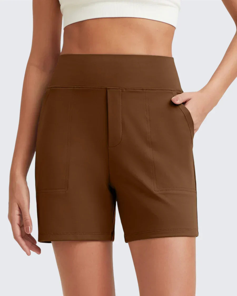 Ce short femme taille haute offre confort et style, avec des poches profondes pour vos essentiels.